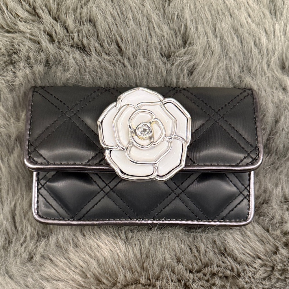 Jacobs by Marc Jacobs Elegant Black Quilted Chain Bag with Floral Accent - Picture 3 of 5